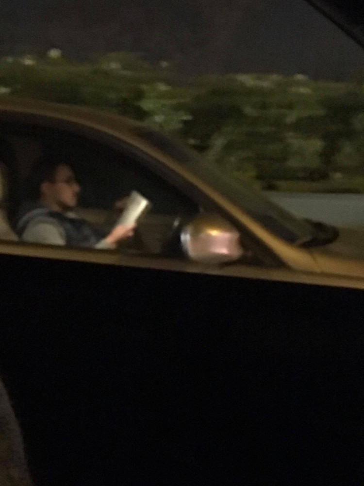 Trafikte Kitap Okuyan Sürücünün Ehliyetine El Konuldu