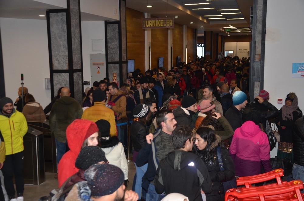 Uludağa Akın Eden Tatilciler Kar Sürprizi İle Karşılaştı