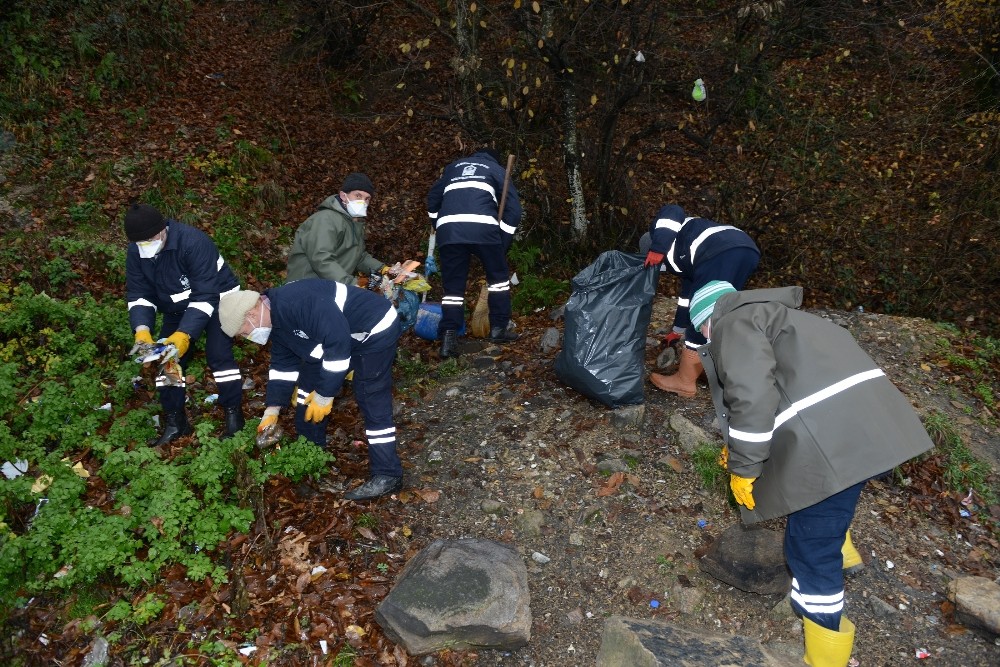 Uludağın Eteklerinden 250 Kilo Çöp Topladılar