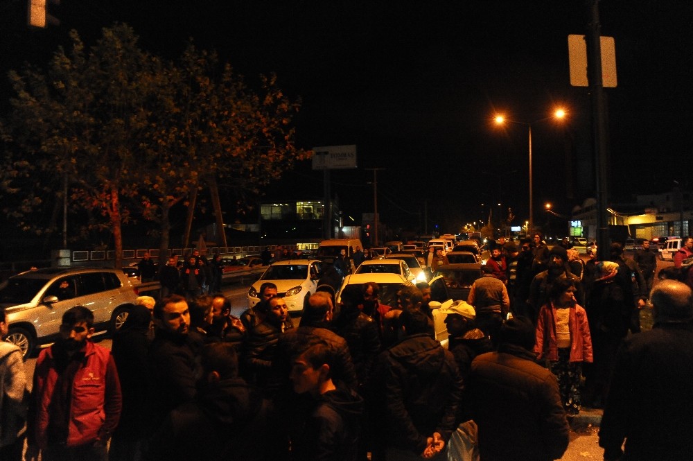 Üst Geçit İsteyen Mahalleli İkinci Kez Yol Kapattı