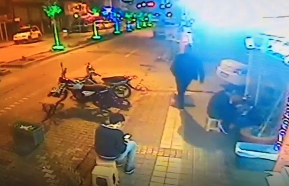 Uyuyan Köpeğe Acımasızca Tekme Attı