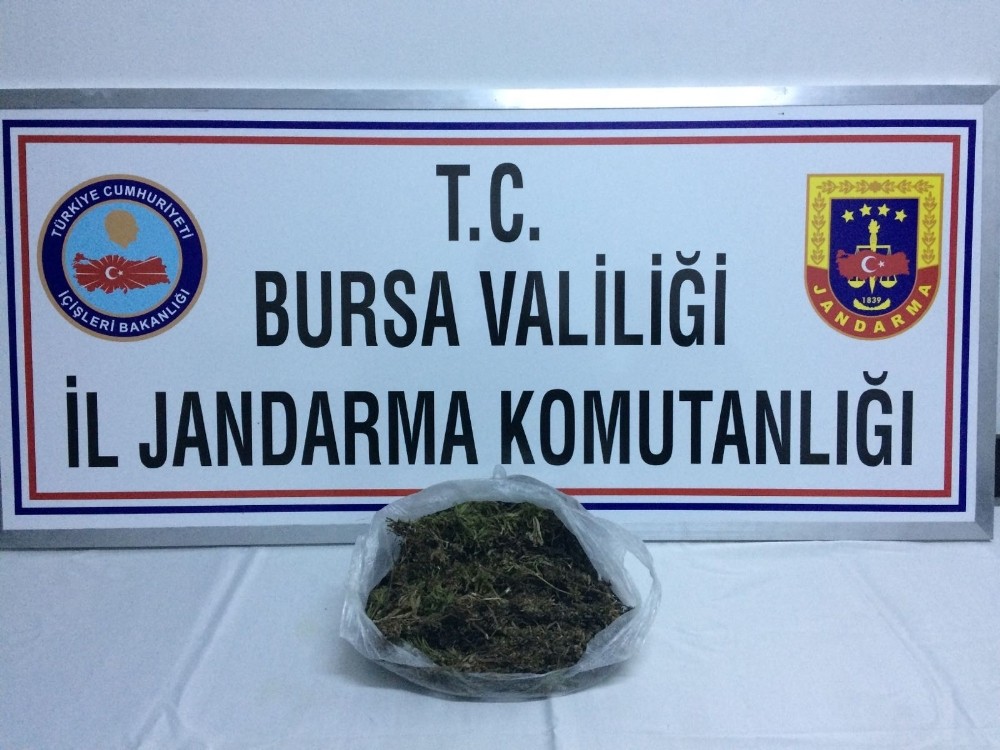 Yakalanacağını Anlayınca Uyuşturucuyu Araçtan Attı