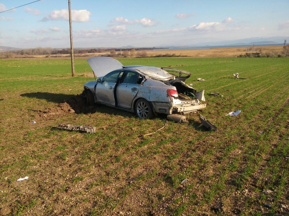 Yoldan Çıkan Araç Tarlaya Uçtu: 2 Yaralı