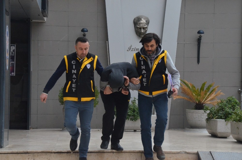 Yüksek Sesle Konuşan Arkadaşını 4 Yerinden Bıçakladı