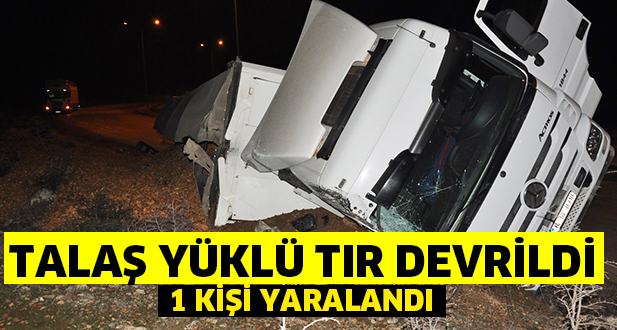 Talaş yüklü tır devrildi, 1 kişi yaralandı