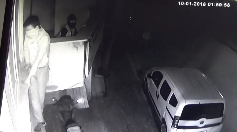 3 Hırsız Önce Kameraya, Sonra Polise Yakalandı