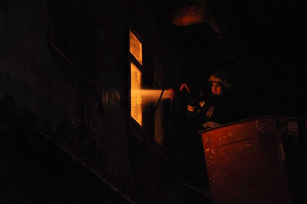 3 Katlı Ahşap Ev Alevlere Teslim Oldu