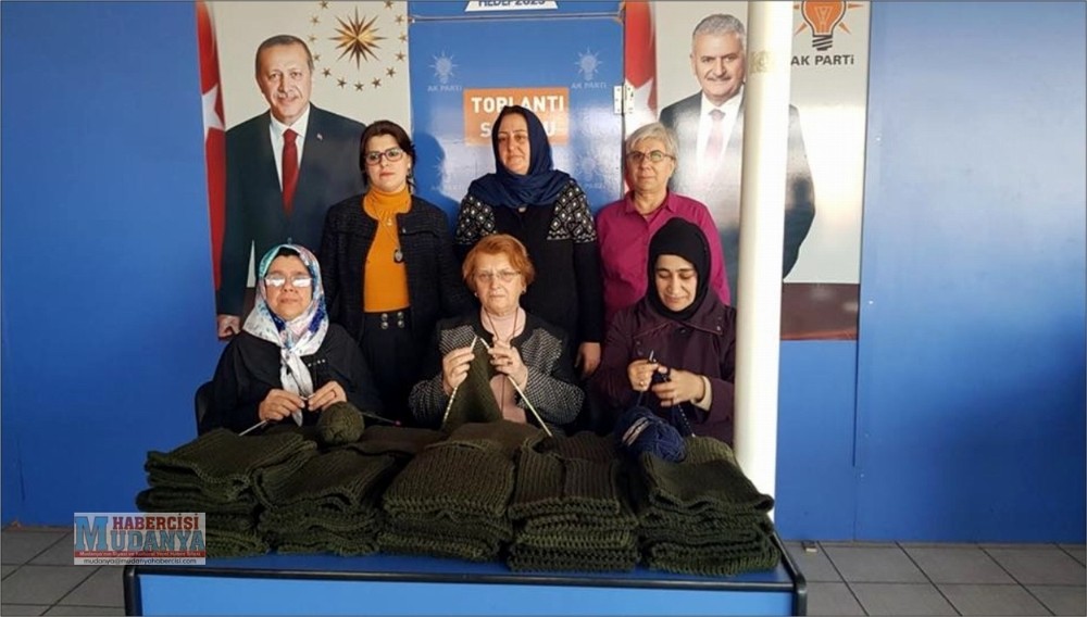 Ak Kadınlar Mehmetçiğe Boyunluk Ördü