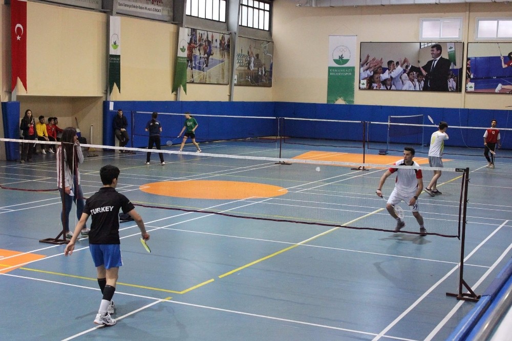 Badmintoncular İl Birinciliği İçin Raket Salladı