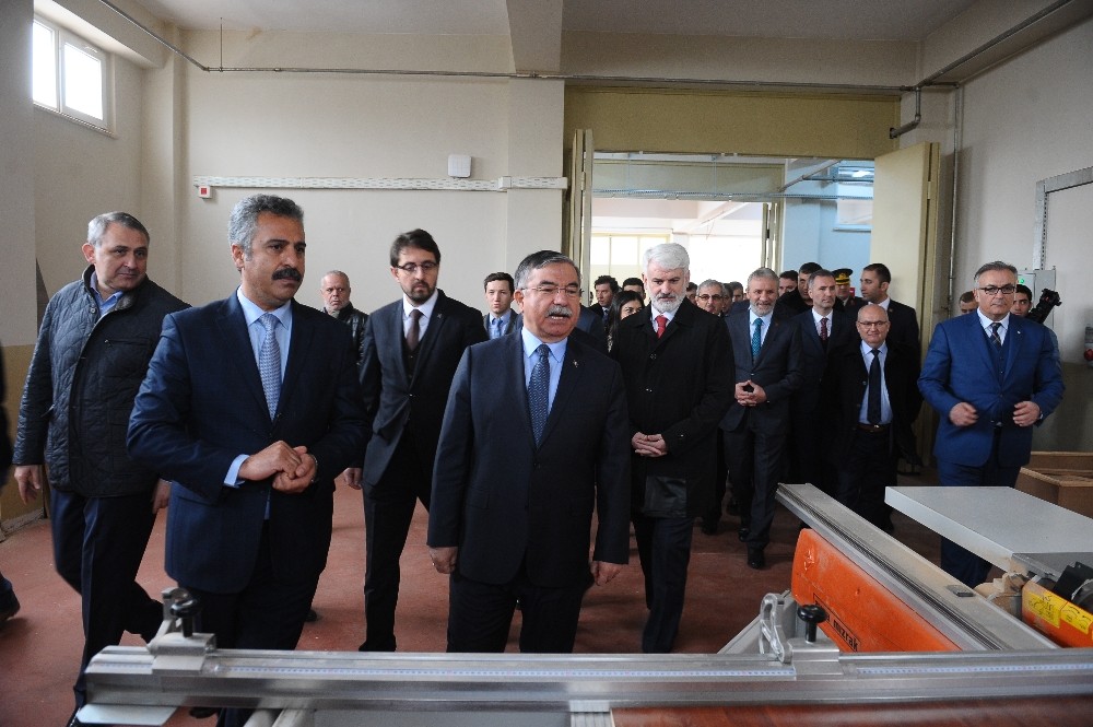 Bakan Yılmazdan Öğrenciye İş Güvenliği Uyarısı