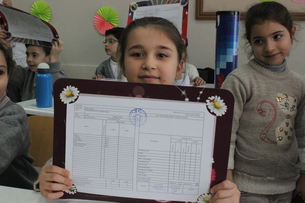 Bursada Yarım Milyon Öğrenci Karne Heyecanı Yaşadı