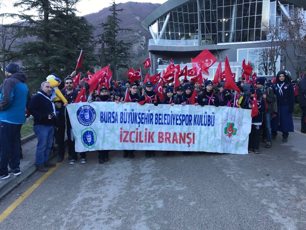 Büyükşehirli İzciler Şehitleri Andı