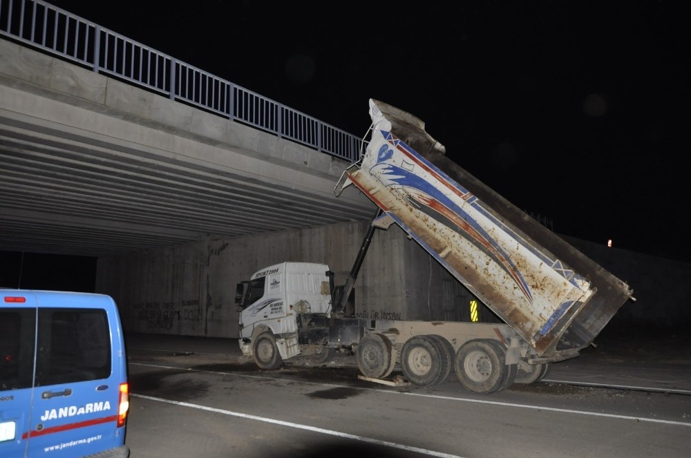 Damperi Köprüye Çarpan Kamyondan Fırlayan Daire Başkanının Kuzeni Öldü