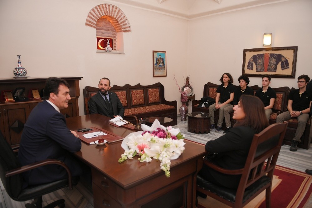 Genç Starlardan Dündara Ziyaret