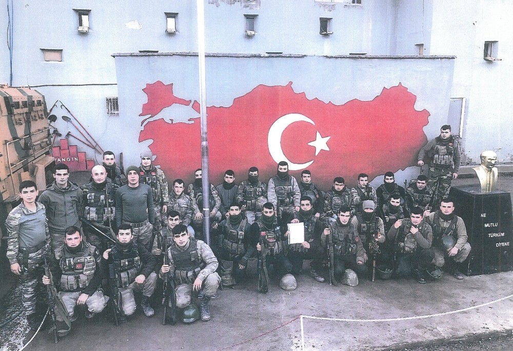 İnegöllü Kadınlar Askerler İçin Anne Kokusu Ve Duası Taşıyan Boyunluklar Örüyor