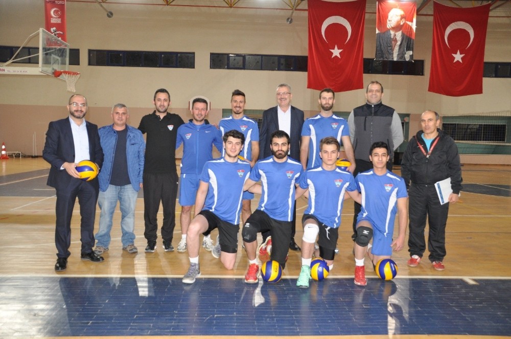 Karacabey Belediyesporlu Voleybolcular Final Grubunda