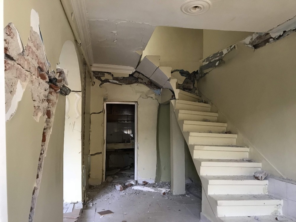 Mahalledeki Korkunç Çatlaklıklar Gün Ağırınca Ortaya Çıktı