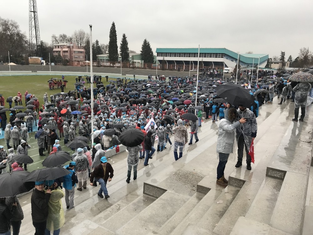 Metal İşçilerinden Yağmur Altında Meşaleli Eylem