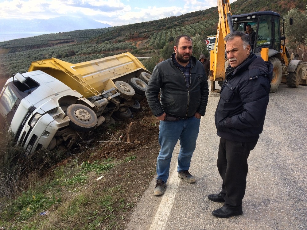 Otomobile Yol Vermek İsteyen Kamyon Şarampole Uçtu