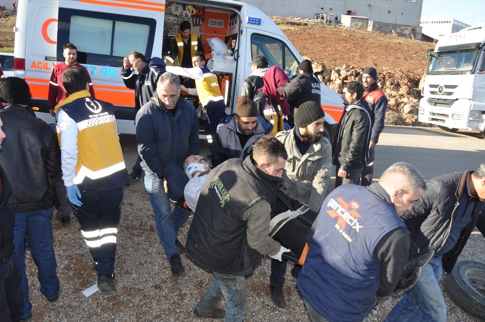 Otomobille Servis Aracı Çarpıştı: 9 Yaralı