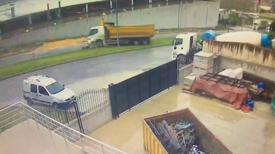 (Özel Haber) Kendi Kamyonun Altında Kaldı, O Anlar Güvenlik Kamerasına Yansıdı