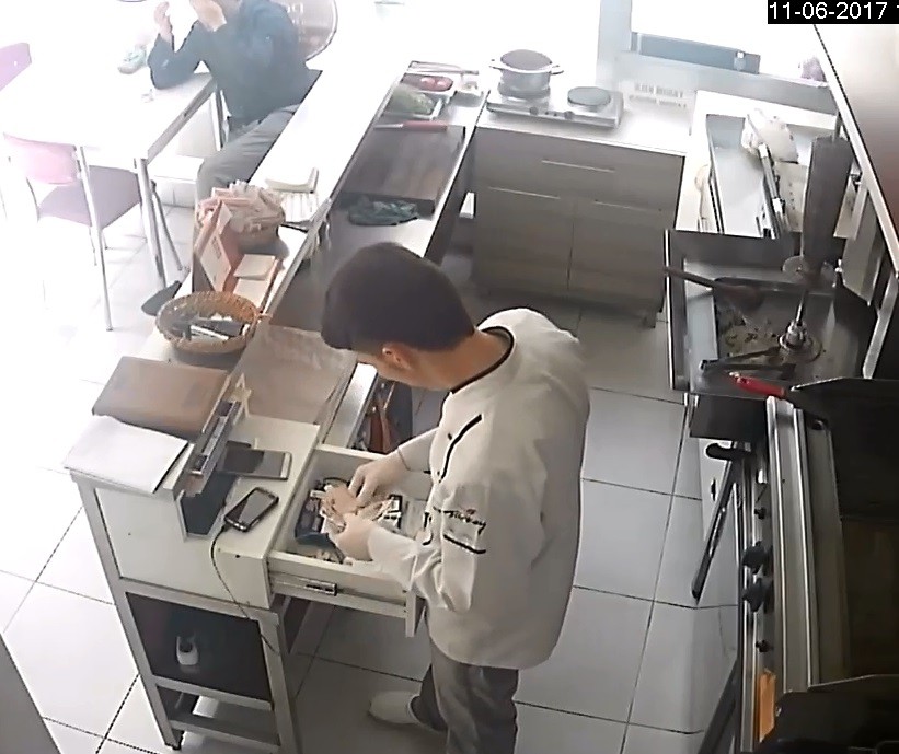 (Özel Haber) Önce Yemek Yedi, Sonra Cep Telefonunu Çaldı…