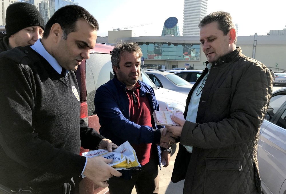 (Özel Haber) Otoparkta Bulduğu 20 Bin Lirayı Sahibine Teslim Etti