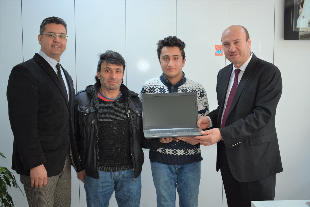 Özel Vatandaşa Laptop Jesti