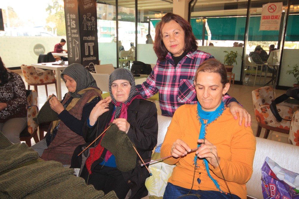 Sınır Ötesindeki Mehmetçike Köylü Kadınlardan Yün Boyunluk