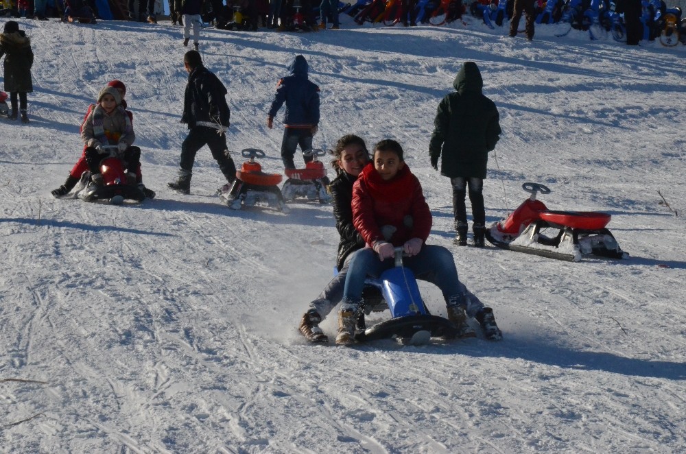 Tatilciler Yılın İlk Günü Uludağa Akın Etti