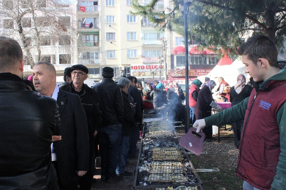 Tezgahta Kilosu 25 Lira Olan Hamsi Bedava Dağıtılınca İzdiham Yaşandı