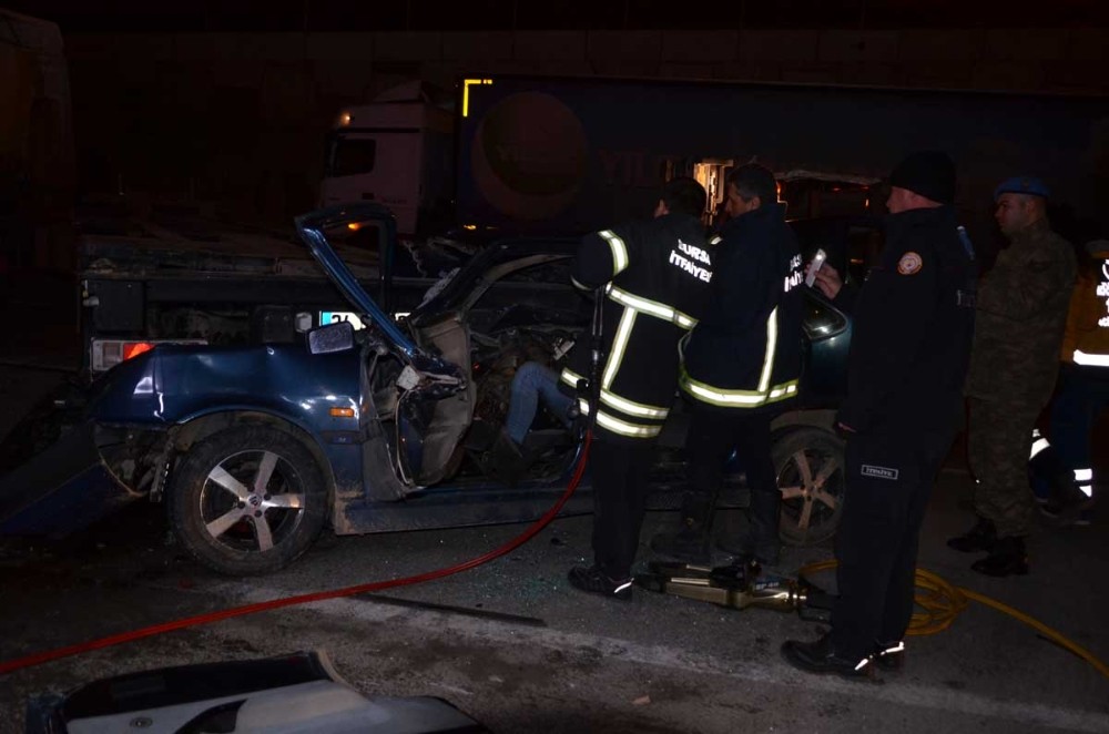 Tıra Çarpan Aracın Sürücüsü Ağır Yaralandı