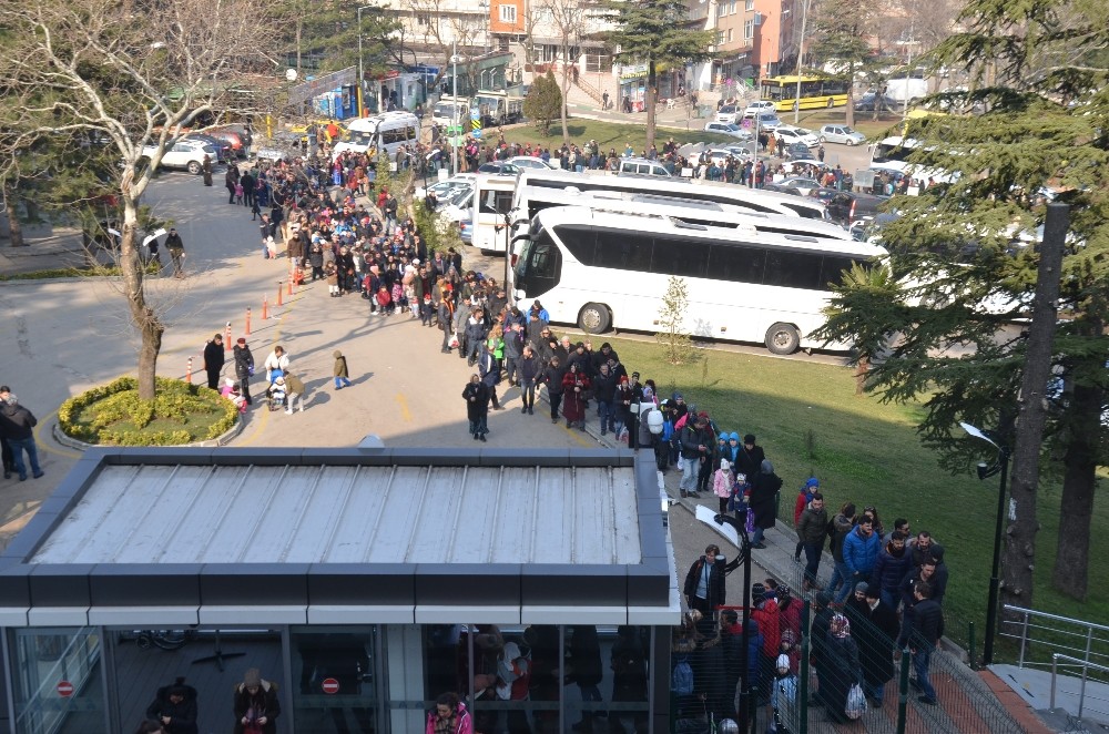 Uludağa Çıkmak İçin 2 Bin Kişi Teleferikte Kuyruğa Girdi