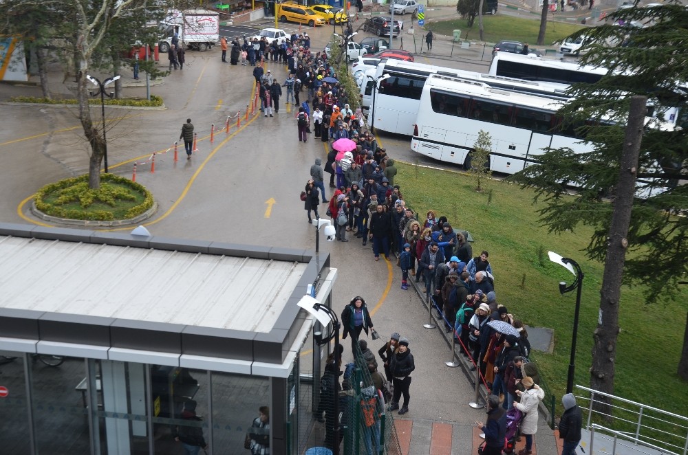 Uludağda Kar Yolları Kapadı, Tatilciler Teleferiğe Hücum Etti