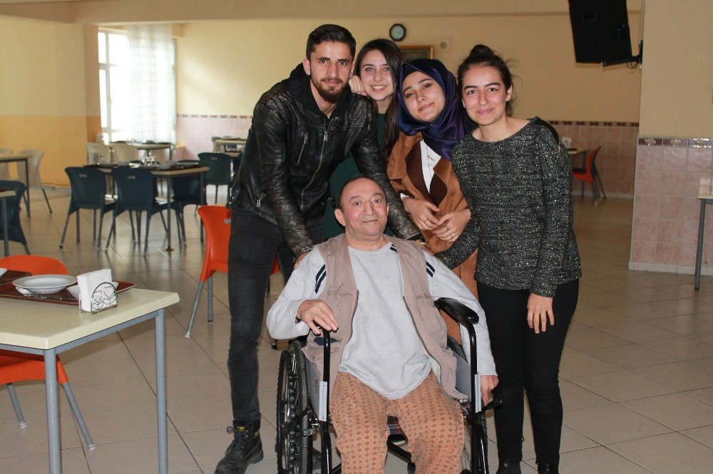 Üniversiteli Gençlerden Yaşlılara Vefa