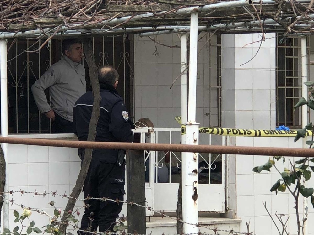 Yaşlı Adam Balkonda Sandalye Üzerine Ölü Bulundu