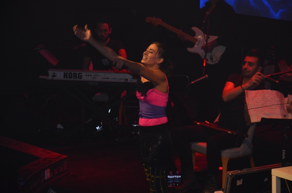 Yıldız Tilbeden Sahnede Dans Şov