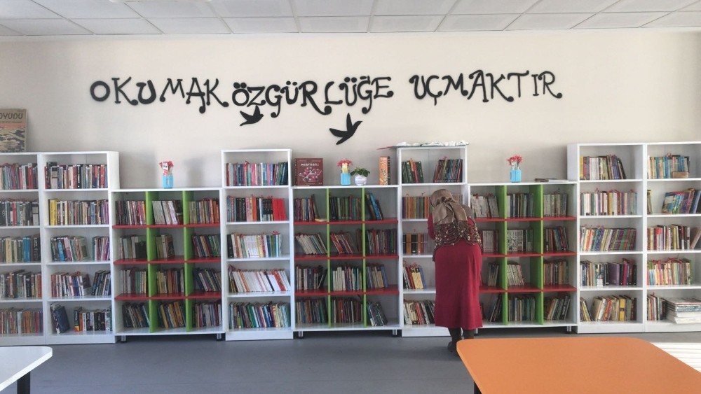 Zafer Ortaokuluna Kütüphane
