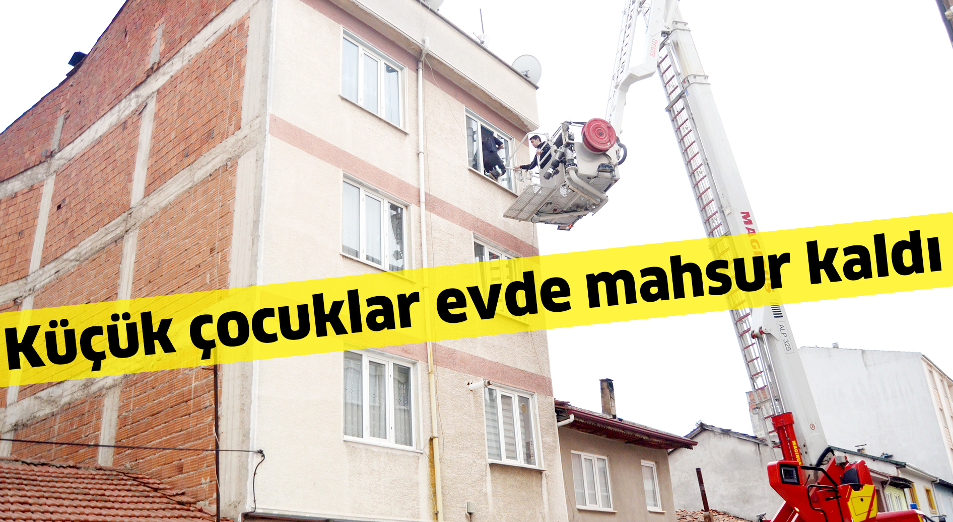 Küçük çocuklar evde mahsur kaldı
