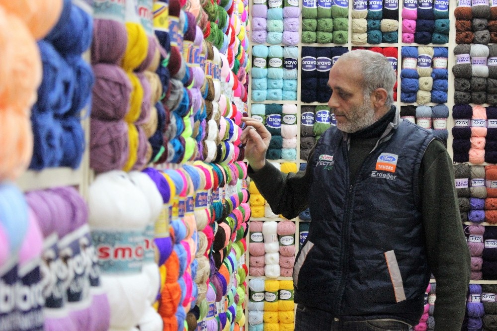 Anneler Askerlere Bere Ve Atkı Örmeye Başladı, Yün İplik Satışları Patladı