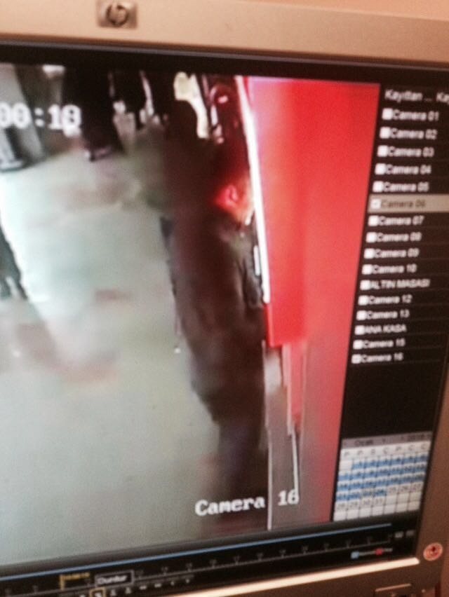 Atm Kullanmayı Bilmeyen Kadını Dolandırırken Kameralara Yakalandı
