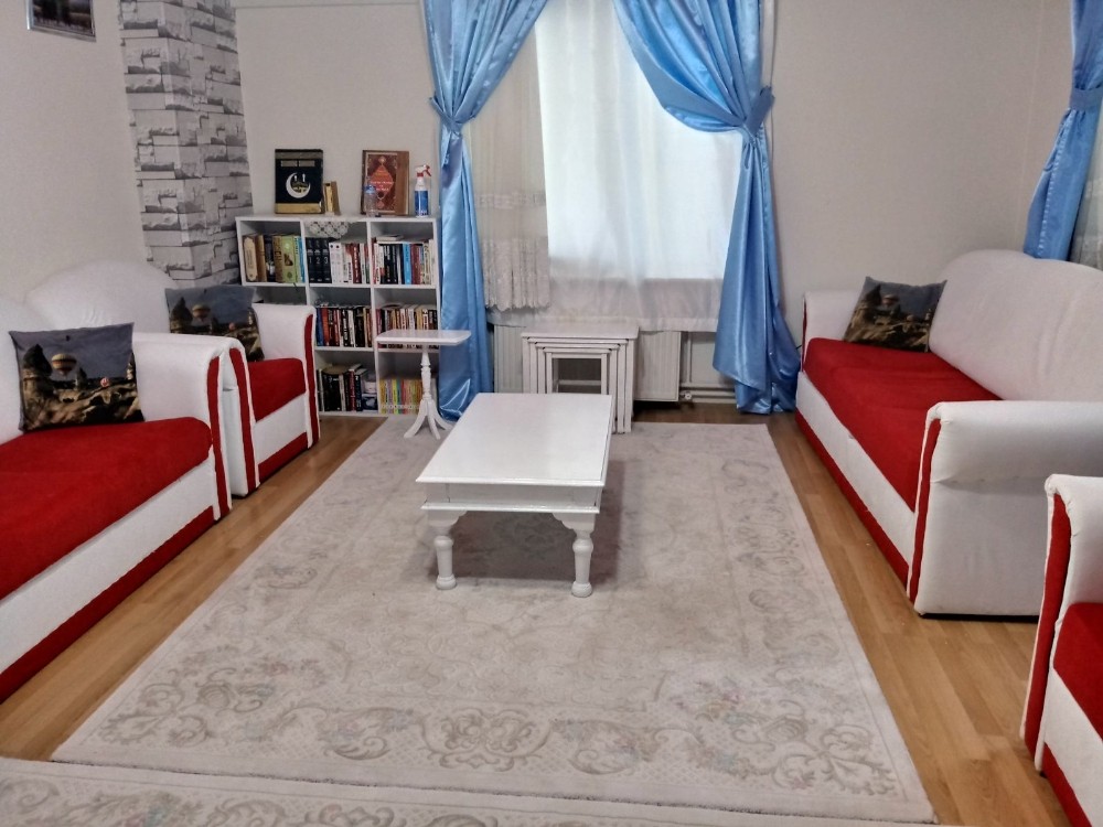 Bbp İlçe Başkanı, ‘Zeytin Dalına Destek İçin Evini Kırmızı Beyazla Donattı