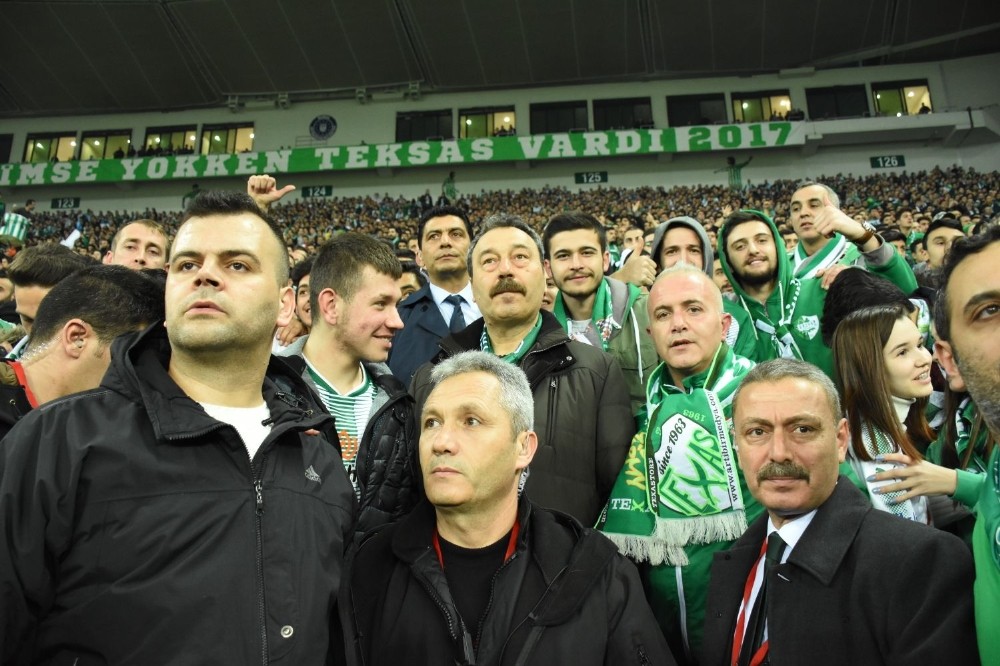 Bursa Emniyet Müdürü Osman Ak Bursaspor – Beşiktaş Maçını Teksas Tribününde Taraftarlarla İzledi