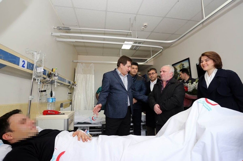 Bursa Valisi Küçük, Bombalı Saldırıda Yaralanan Polisi Ziyaret Etti