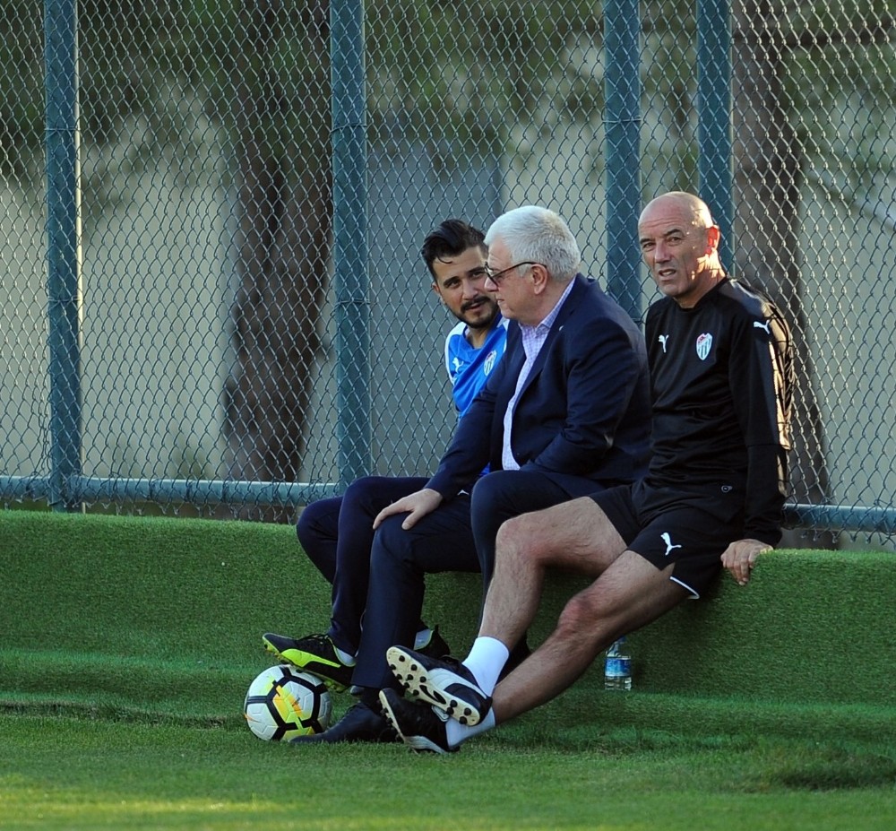 Bursaspor, Le Guen İle Devam Kararı Aldı