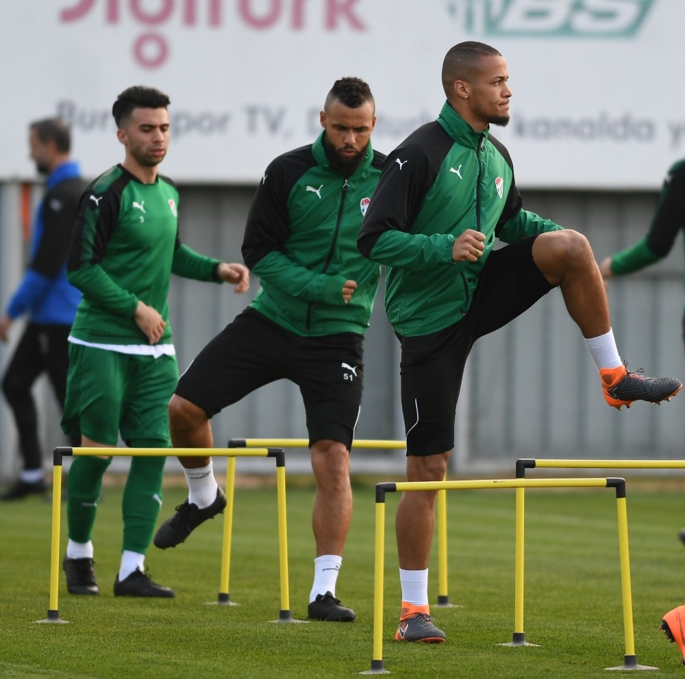 Bursasporlu Futbolcular Galatasaray Maçı Öncesi Kenetlendi