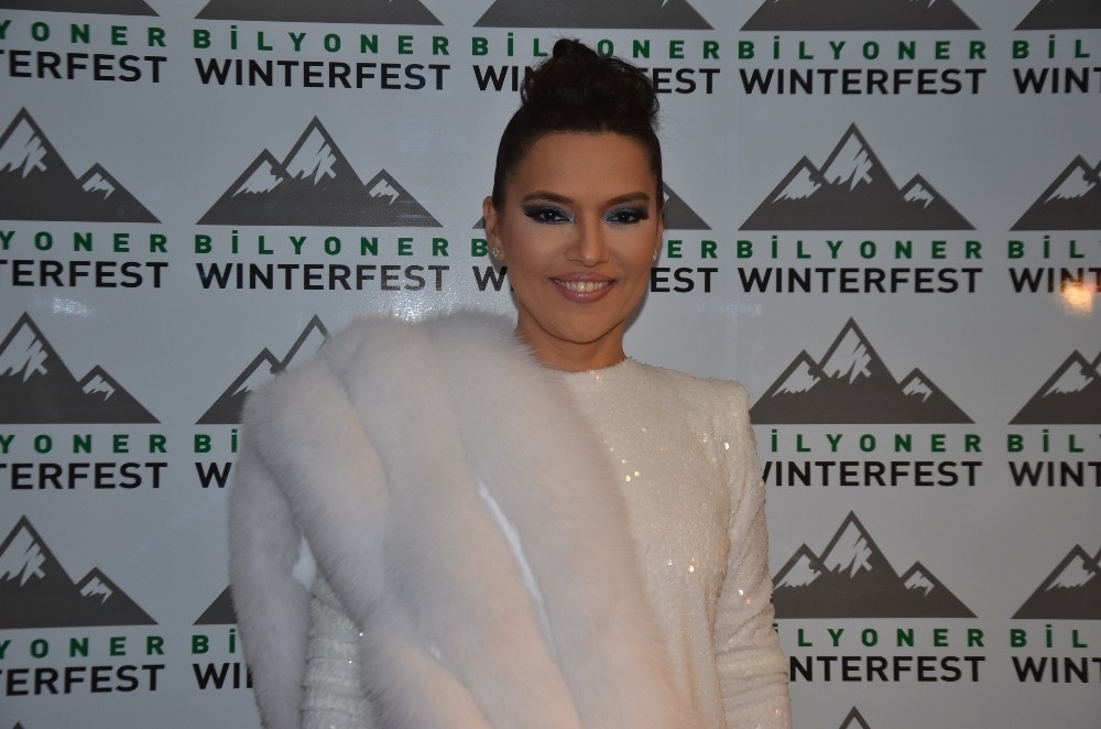 Doğum Günü Olan Bir Kıza Sahne Aldığı Elbiseyi Hediye Etti