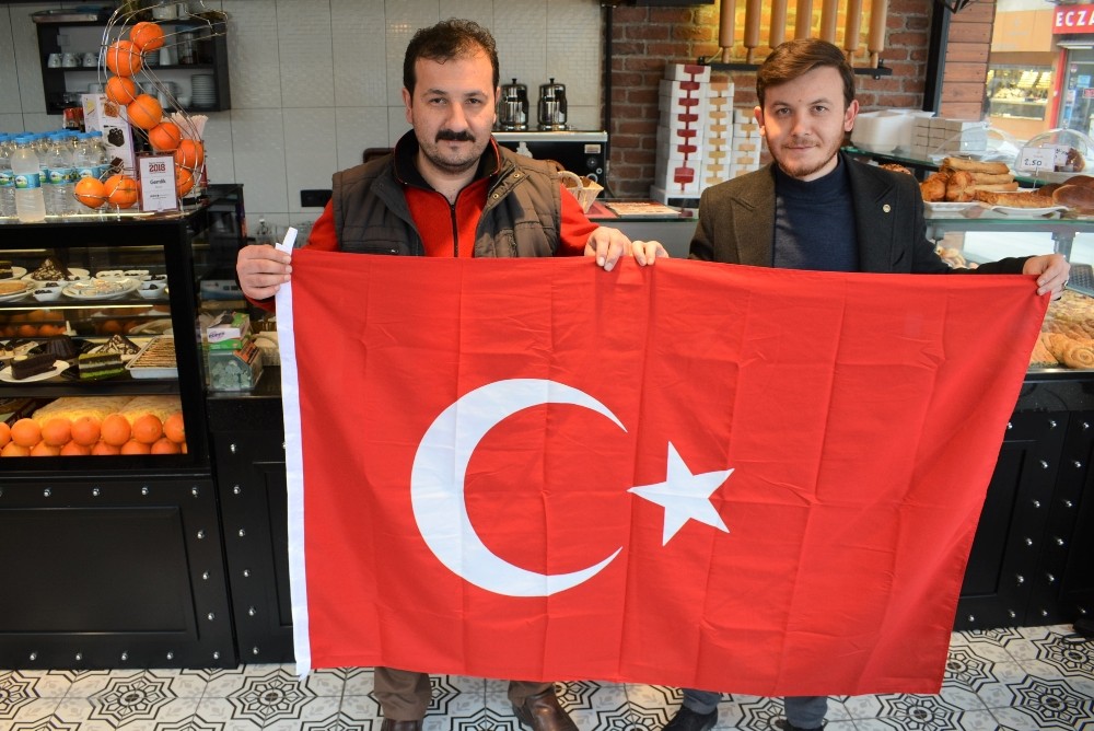 Gemlik Belediyesi Bayrak Dağıttı