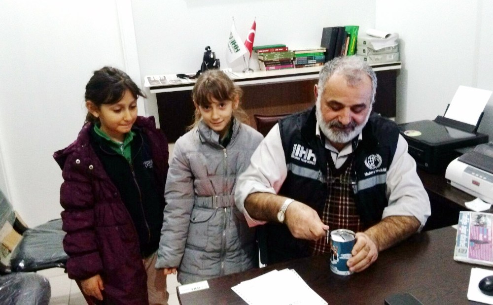 İkizler Harçlıklarını Yetimlerle Paylaştı