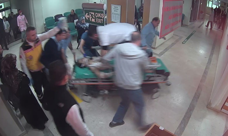 Kahraman Doktor Sedyenin Üstüne Çıktı, Kalbinden Bıçaklanan Adamı Böyle Hayata Döndürdü